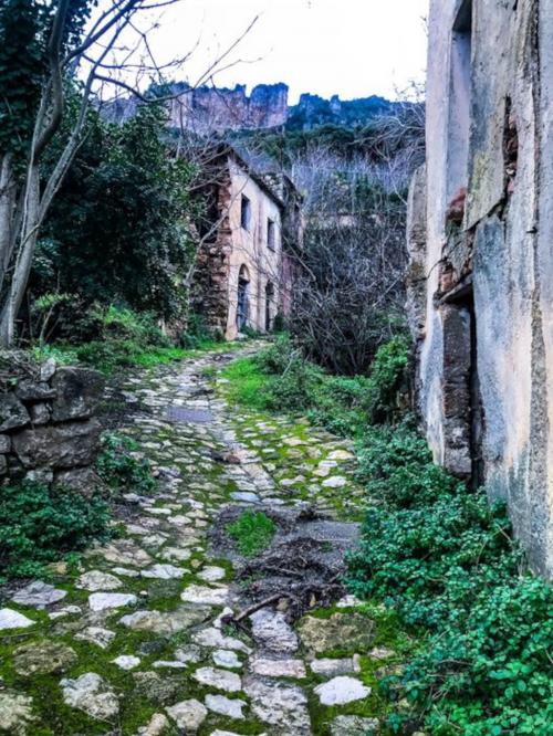 Straße des verlassenen Dorfes Gairo Vecchio
