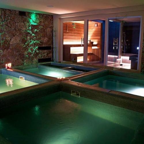 Innenraum des Spas mit Wannen