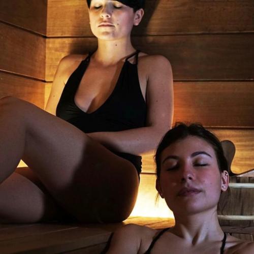 Chicas en la sauna finlandesa