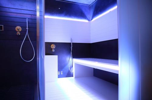 Emotional shower with chromotherapy