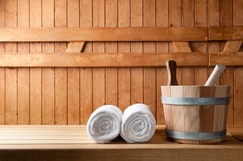 Asciugamani e acqua per la sauna