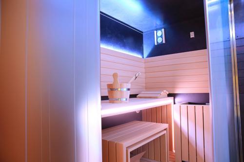 Dusche mit Farbtherapie
