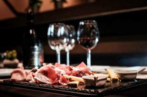 Verkostung von Weinen und typischen lokalen Produkten