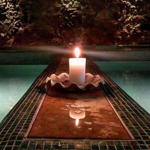 Candles, soft lights and perfumes in a relaxing environment