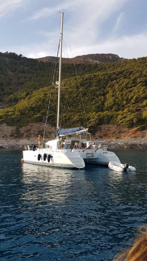 Katamaran mit Tender im La Maddalena Archipel angedockt