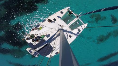 Foto dall'albero maestro di un catamarano nell'Arcipelago di La Maddalena