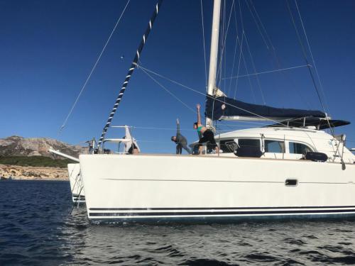 Catamaran amarré dans l'archipel de La Maddalena lors d'une excursion