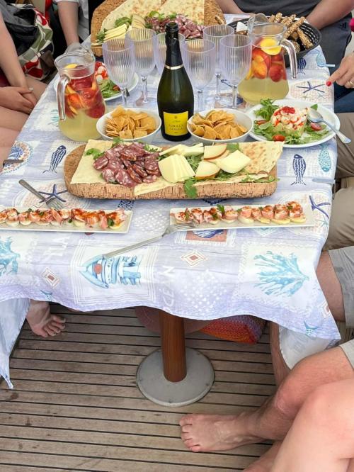 <p>Mittagessen mit frischen und lokalen Produkten an Bord eines Katamarans im Archipel von La Maddalena</p><p><br></p>