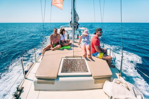 Passeggeri durante tour in barca a vela verso l'Asinara