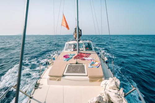 Prua della barca a vela in navigazione nel Golfo dell'Asinara