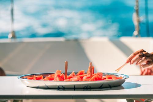 Snack aus frischen Wassermelonen auf einem Segelboot bei einem Ausflug in den Golf von Asinara