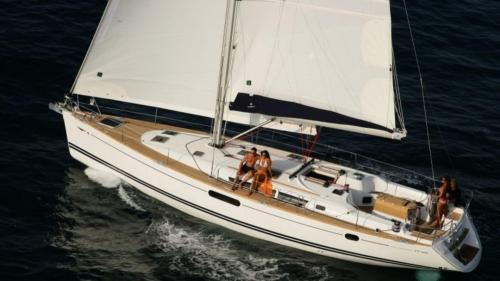 Barca a vela mentre naviga nelle acque cristalline dell'arcipelago di La Maddalena