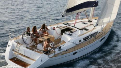 Persone a bordo della barca a vela mentre naviga nelle acque cristalline dell'arcipelago di La Maddalena