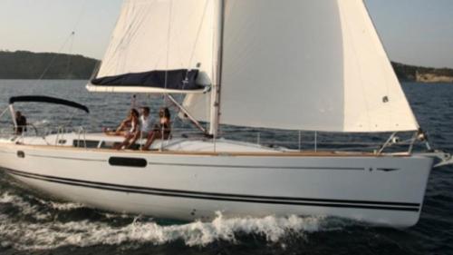 Barca a vela durante l'escursione nell'arcipelago di La Maddalena