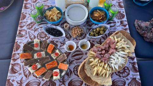 Aperitivo durante il tour in barca a vela nell'arcipelago di La Maddalena