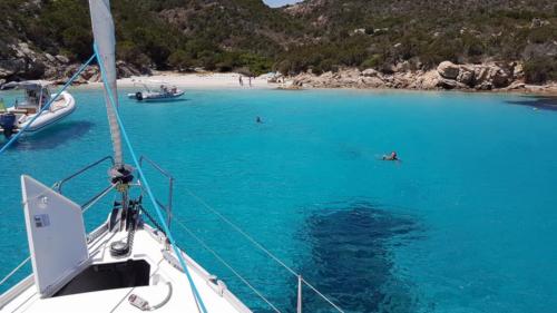 Barca a vela nel mare blu dell'Arcipelago di La Maddalena