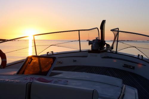 Sonnenuntergangs-Archipel von La Maddalena während eines Ausflugs mit dem Motorboot