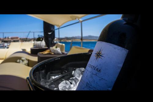 Der sardische Wein wird an Bord eines Motorschiffs mit Unterkunft auf der Ponte Vip serviert