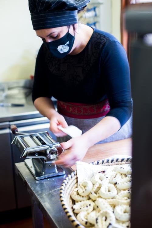 Guida prepara dolci tipici sardi