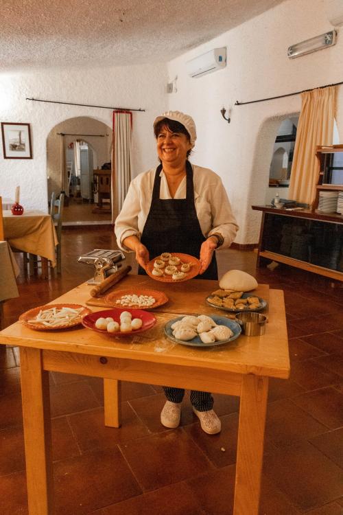 Le guide prépare des desserts et des pâtes sardes typiques