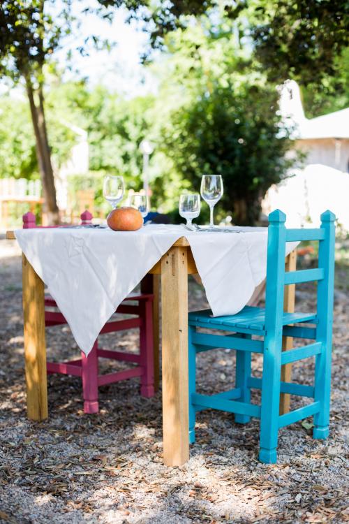 Table à l'extérieur du domaine Li Lioni