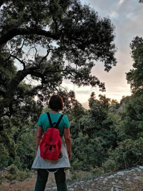 Escursionista durante escursione di trekking