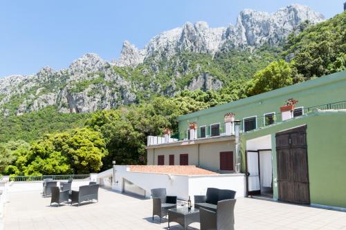 Structure d'hébergement avec les montagnes de la région d'Oliena derrière elle