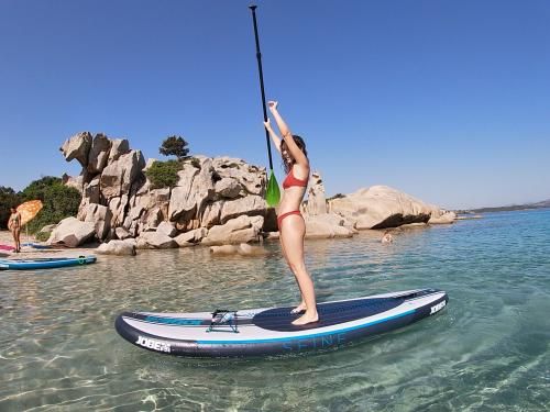 Ragazza in SUP a San Teodoro