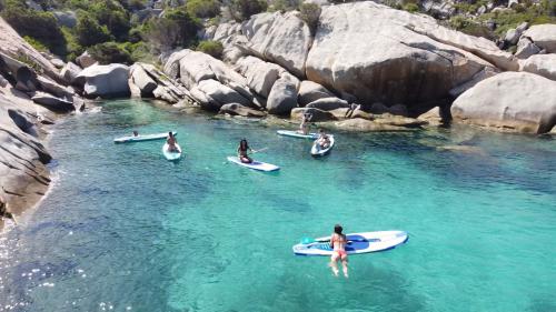 Gruppo in SUP nella costa di San Teodoro