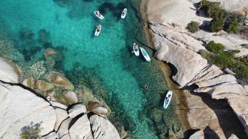 Foto drone gruppo di escursionisti in SUP nella costa di San Teodoro