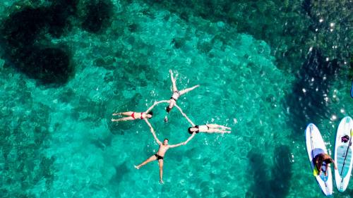 Foto drone bagno escursionisti a San Teodoro durante escursione in SUP