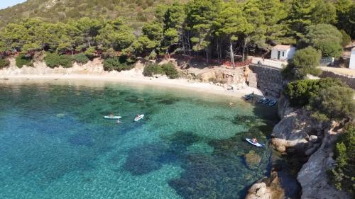 Foto panoramica SUP e costa di Golfo Aranci