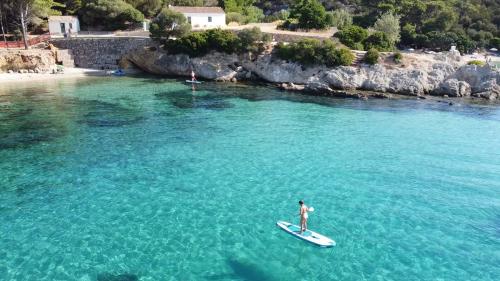 Foto drone SUP e costa di Golfo Aranci