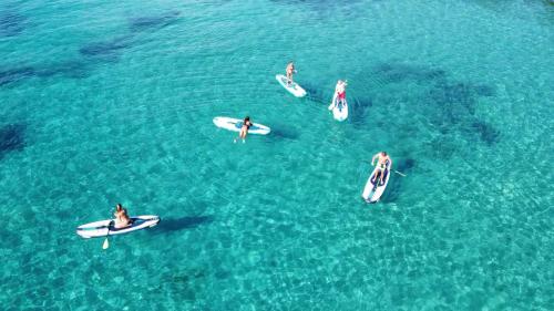 Foto drone gruppo in escursione SUP Golfo Aranci