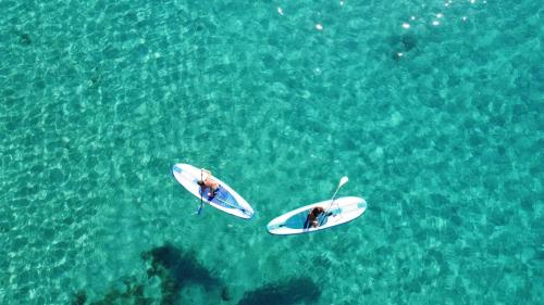 Foto drone coppia di escursionisti in SUP Golfo Aranci