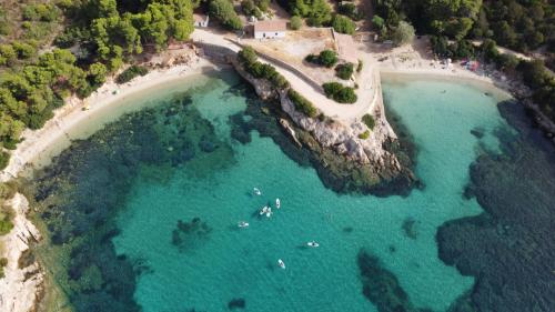 Foto panoramica costa di Golfo Aranci durante escursione in SUP