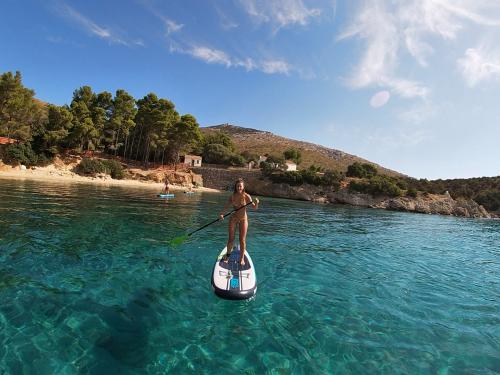 Ragazza in SUP a Golfo Aranci