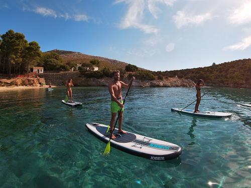 Gruppe von SUP-Wanderern in Golfo Aranci