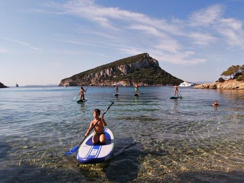 Isola Figarolo e SUP vicino la riva di cala Moresca