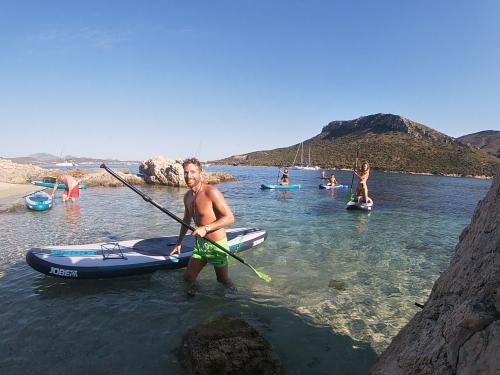 Gruppo di escursionisti durante tour in SUP