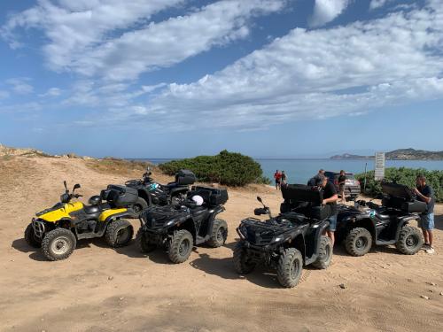 Quad in der Nähe des Strandes von Santa Teresa geparkt