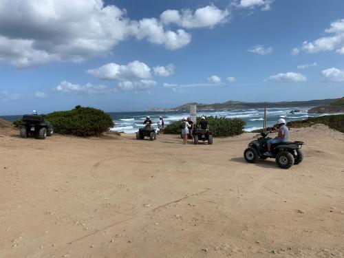 Wanderer auf Quad-Tour in der Promenade von Santa Teresa