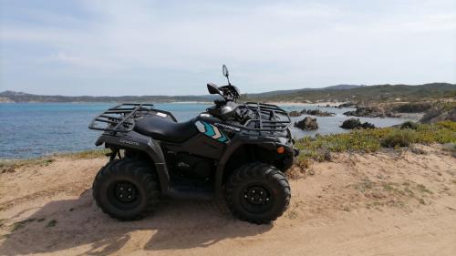 Quad mit Hintergrund die Küste von Santa Teresa