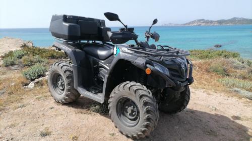 Quad mit Hintergrund die Küste von Santa Teresa