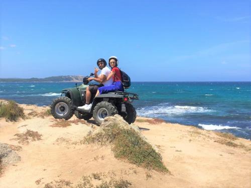 <p>Pareja en quad durante excursión guiada a Santa Teresa Gallura</p><p><br></p>