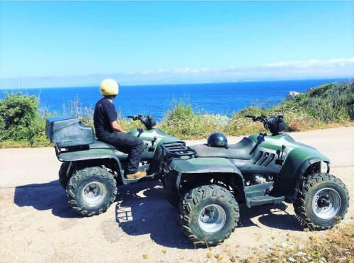 Escursionista in quad durante esperienza a Santa Teresa