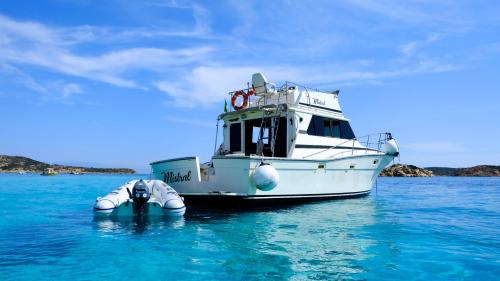 Motorboot Mistral auf dem blauen Meer des Archipels von La Maddalena