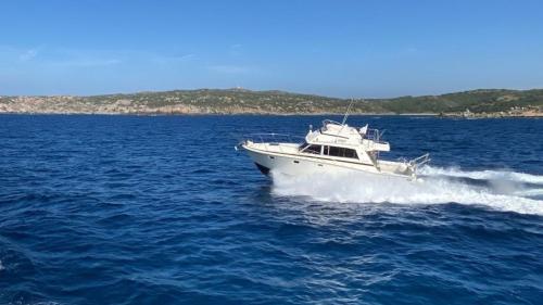 Una lancha motora navega por las Bocche di Bonifacio desde Santa Teresa di Gallura