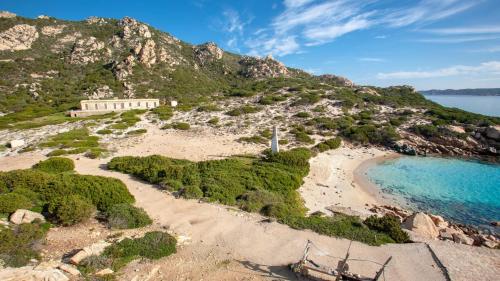 Caletta dall'acqua azzurra sull'isola di Spargi