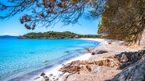 Cala Santa Maria en la isla de Santa Maria en el archipiélago de La Maddalena